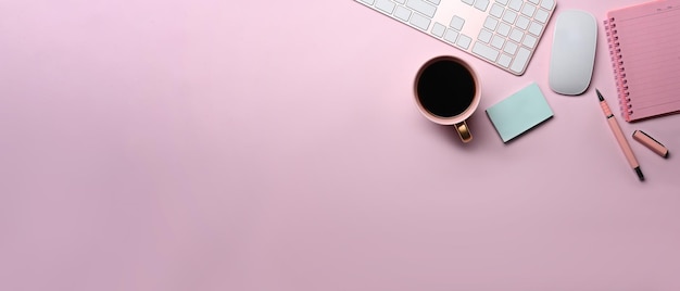 Espaço de trabalho feminino com xícara de café, nota auto-adesiva e caderno sobre fundo rosa.