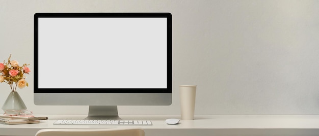 Espaço de trabalho feminino ou mesa de computador com decoração de dispositivos de maquete de tela de desktop pc e espaço de cópia