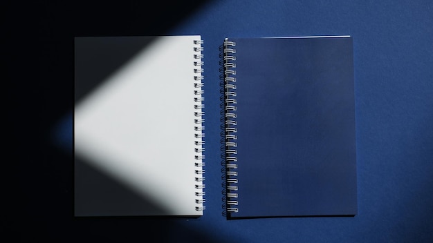 Espaço de trabalho mínimo com layout de notebook azul sobre fundo azul Conceito de escola Conceito de escritório