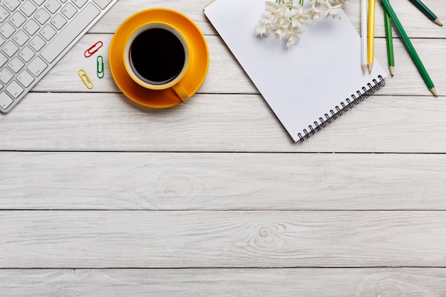 Espaço de trabalho minmal com teclado, smartphone e xícara de café copie o espaço na cor de fundo