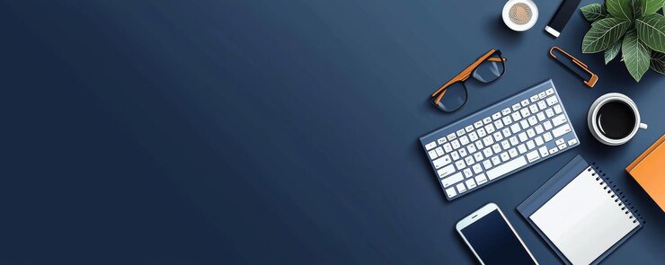 Foto espaço de trabalho moderno com materiais de escritório, café e teclado em fundo azul escuro