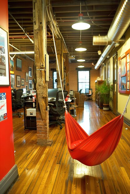 Foto espaço de trabalho não convencional com decoração peculiar, incluindo cadeiras de saco de feijão, hamacas e balanços interiores