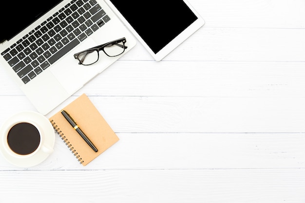 Espaço de trabalho no escritório, mesa de madeira branca com caderno em branco e outros materiais de escritório