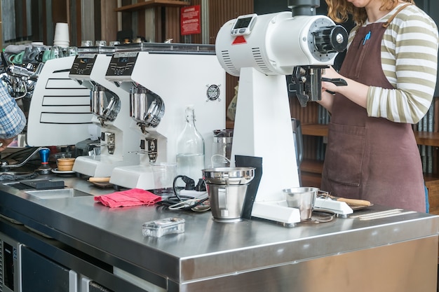 Foto espaço de trabalho por trás do balcão de café no café com baristas