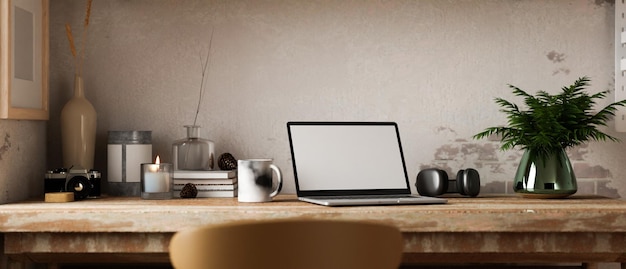 Espaço de trabalho rústico confortável com fone de ouvido de maquete de laptop e acessórios contra parede branca rústica