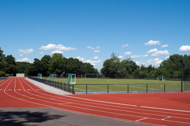 Espaço de treino com autódromo e campo desportivo