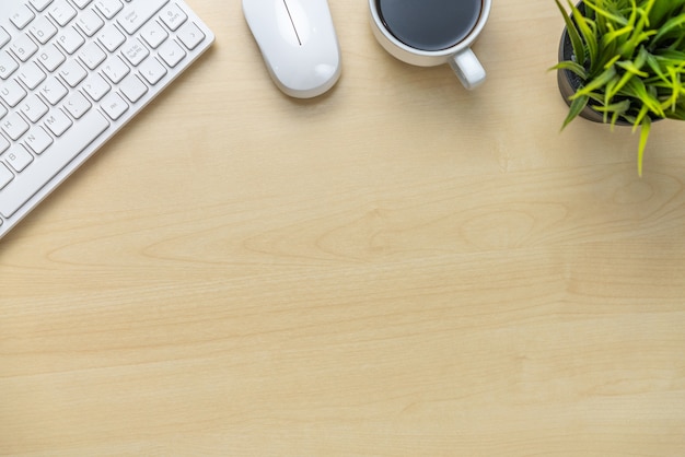 Foto espaço e mesa de trabalho de mesa de escritório.