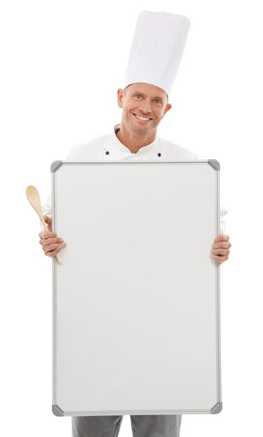 Foto espaço e tabuleiro do chef isolados em um fundo branco de menu vazio e serviços culinários felizes pessoa profissional de culinária ou padaria com maquete de quadro branco para ideias de inicialização em retrato de estúdio