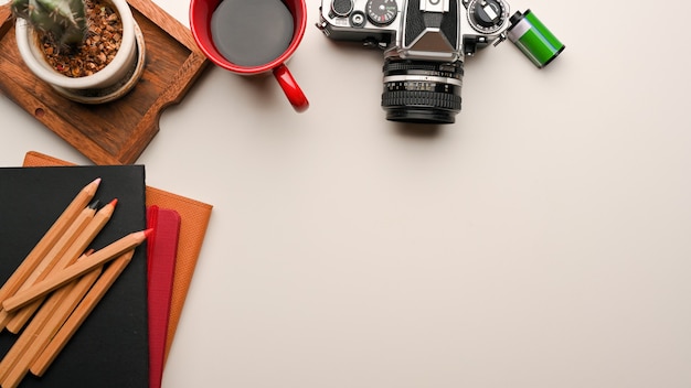 Espaço vazio em fundo bege natural de mesa de trabalho mínima de fotógrafo freelance com câmera