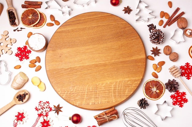 Foto espaço vazio vazio de tábua de madeira para texto. ingrediente de biscoitos de gengibre de cozimento. época de natal