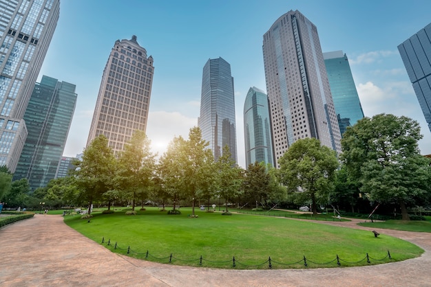 Espaço verde público e arquitetura moderna no distrito financeiro de lujiazui de xangai