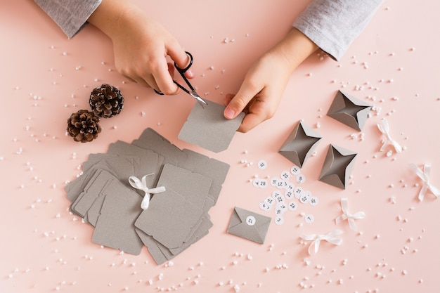 Espaços em branco para fazer um calendário do advento em uma mesa em decorações de Natal