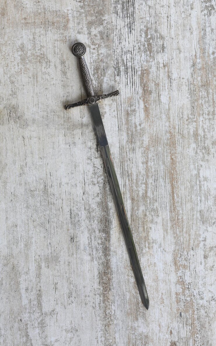 Foto espada antiga em fundo branco de madeira