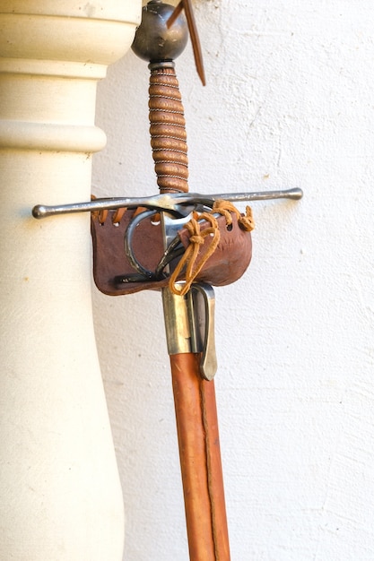 Espada de un antiguo caballero. Concepto medieval.