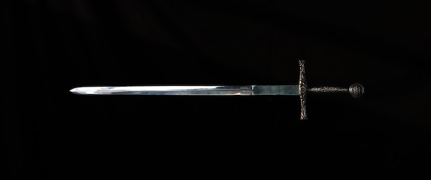 Foto espada de caballeros medievales sobre un fondo negro