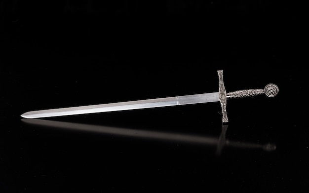 Espada de cavaleiros medievais em um fundo preto