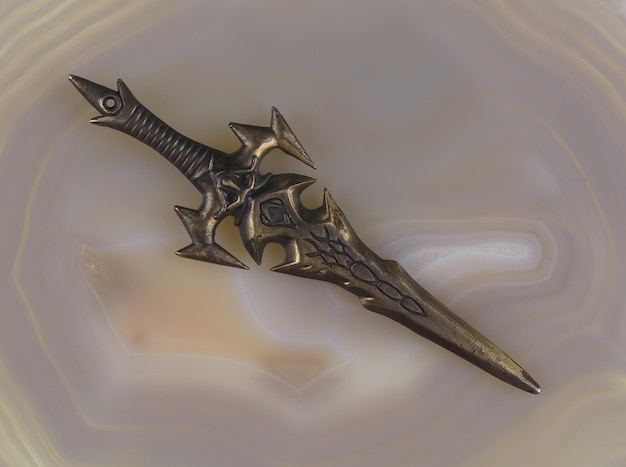 espada forjada medieval aislada sobre un fondo blanco