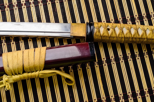 Espada japonesa katana en estera de bambú