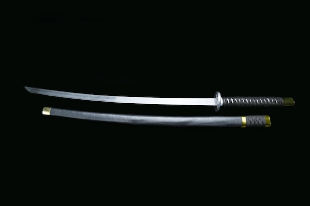 Foto espada japonesa katana sobre fondo negro