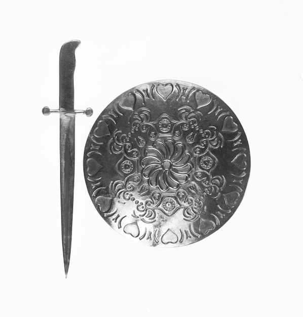 Espada de plata y escudo aislado sobre fondo blanco.