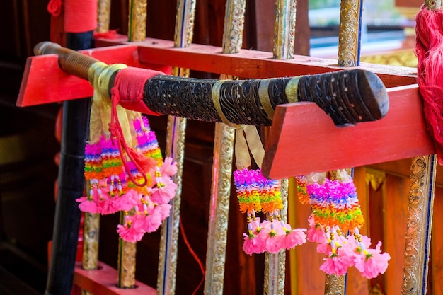 Foto la espada de samurá con decoración floral