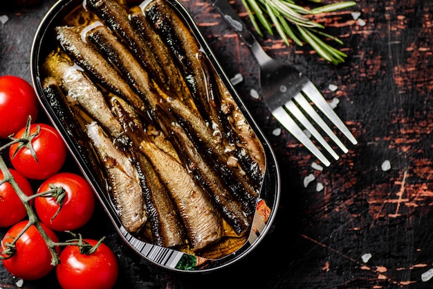 Espadilhas com tomate cereja em cima da mesa