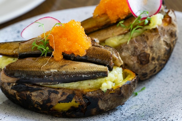 Espadines de anchoa ahumados con patatas al horno