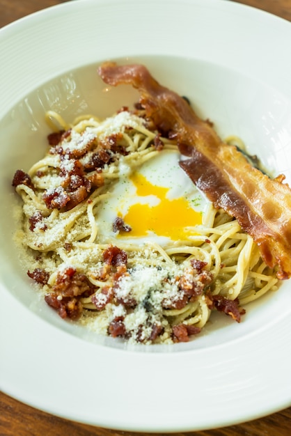 espaguete à carbonara com bacon e ovo