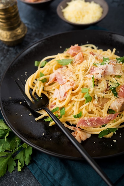 Espaguete à carbonara com bacon e parmesão em um prato