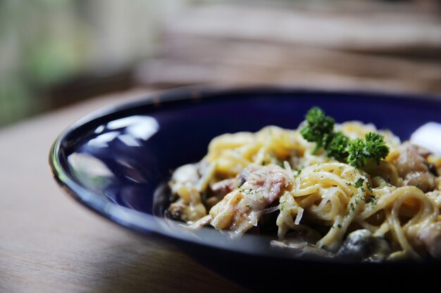 Espaguete à carbonara com bacon e queijo