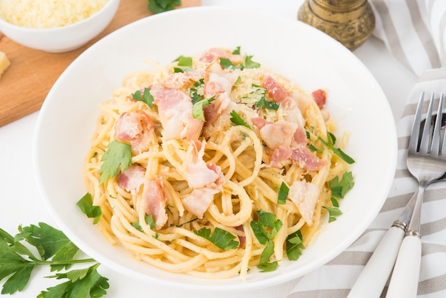 Espaguete à carbonara com bacon prato tradicional italiano