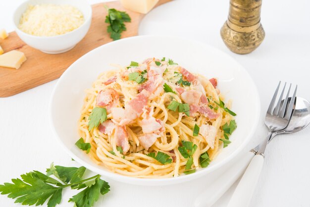 Espaguete à carbonara com bacon prato tradicional italiano