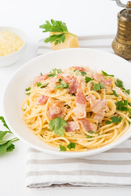 Espaguete à carbonara com bacon