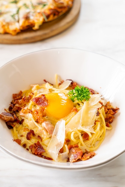 espaguete à carbonara com ovo e queijo