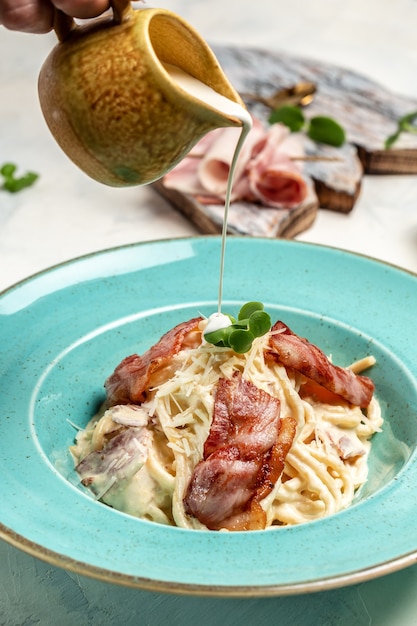 Espaguete à carbonara, macarrão italiano com bacon e molho de natas. Menu do restaurante, dieta, receita do livro de receitas.