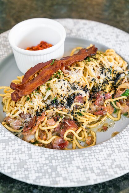 Espaguete aglio e olio com bacon