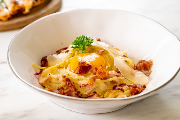 Espaguete carbonara com ovo e queijo