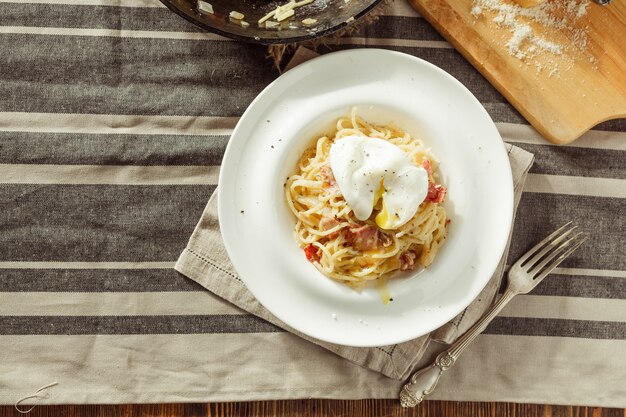 Espaguete Carbonara com ovo escalfado. Copie o espaço