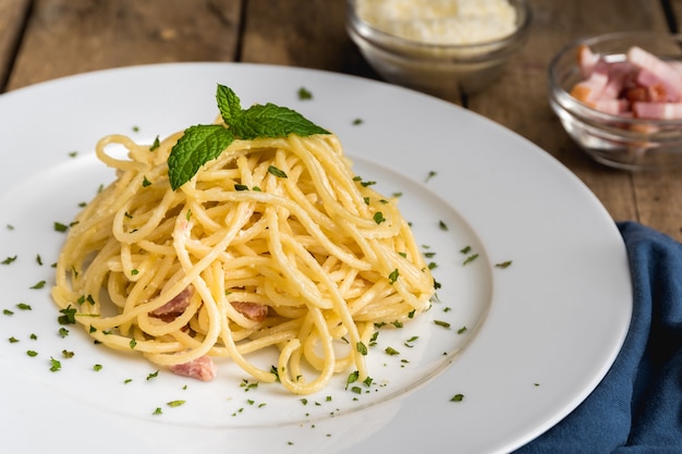 Foto espaguete carbonara em um prato branco