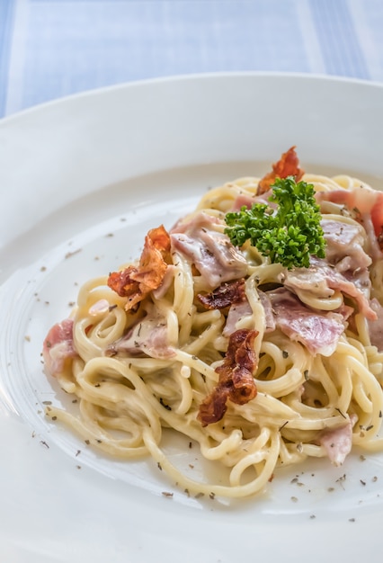 Espaguete carbonara no prato