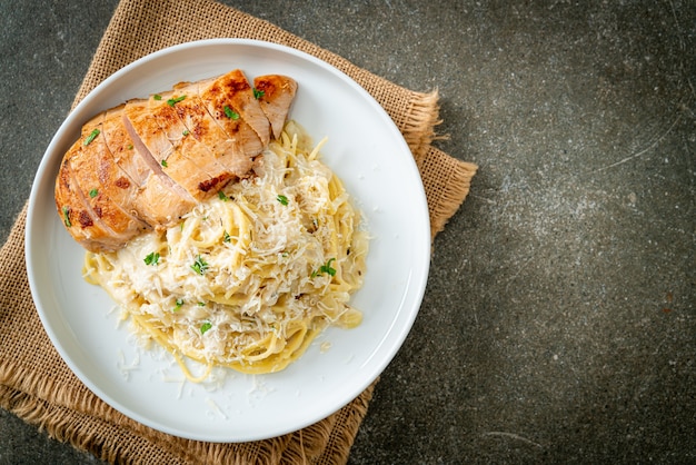 espaguete caseiro com molho cremoso branco com frango grelhado