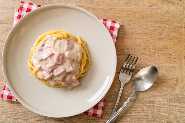 Espaguete caseiro com molho de creme branco com presunto. comida italiana