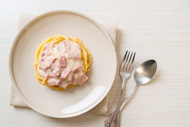 espaguete caseiro com molho de creme branco com presunto - comida italiana