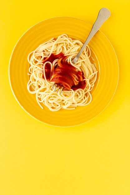 Espaguete caseiro com molho de tomate e manjericão