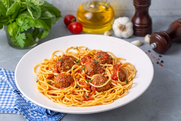 Foto espaguete com almôndegas e massa italiana de molho de tomate