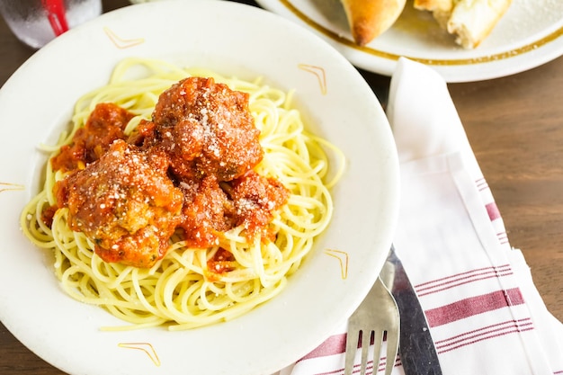 Espaguete com almôndegas no prato em restaurante italiano.