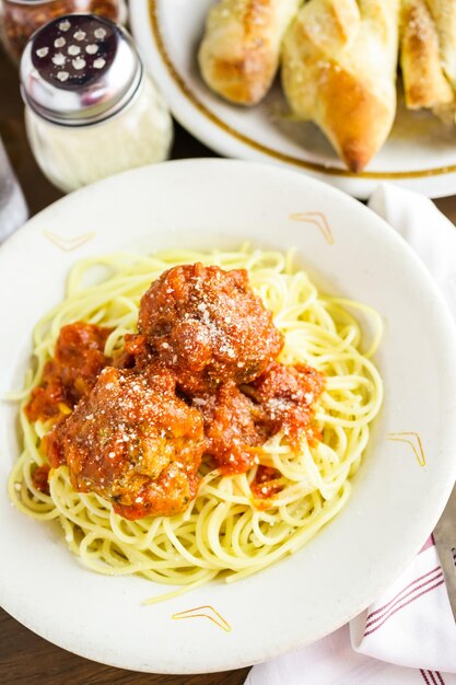 Espaguete com almôndegas no prato em restaurante italiano.