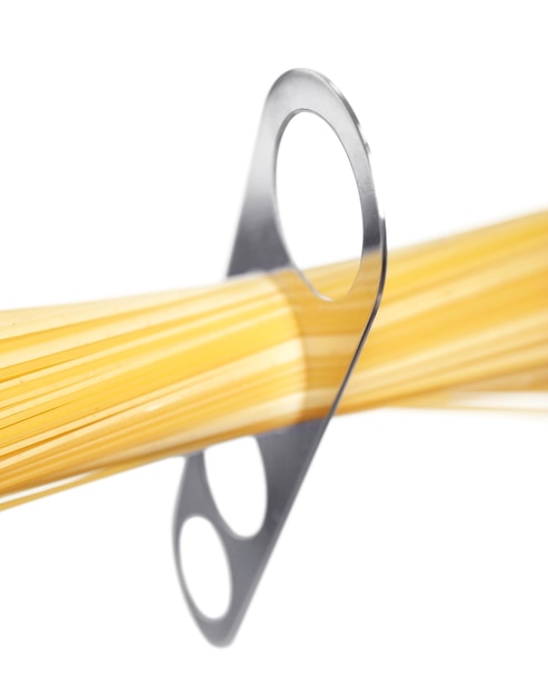 Foto espaguete com bastão de medição isolado em branco