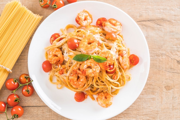 espaguete com camarão, tomate, manjericão e queijo