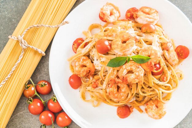 espaguete com camarão, tomate, manjericão e queijo